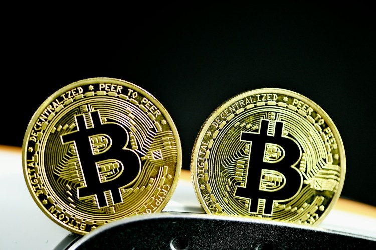 Bitcoin Price Dip: Short-Term Holders Sell, But Reversal Possible?