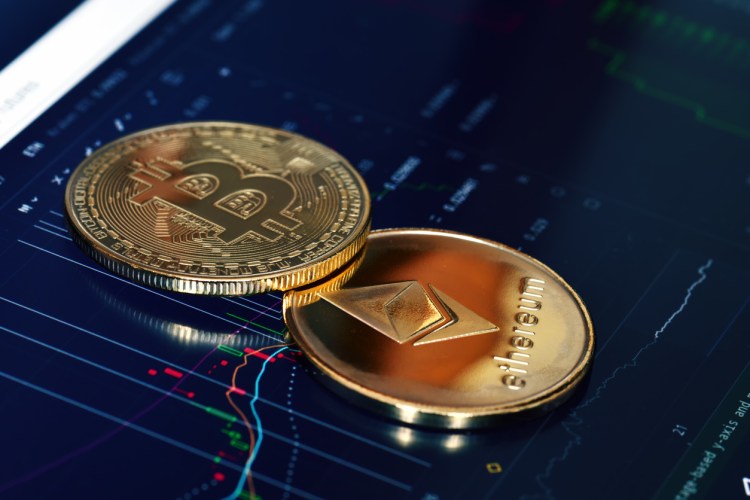US Investors Shield Bitcoin, Ethereum Amid Global Instability
